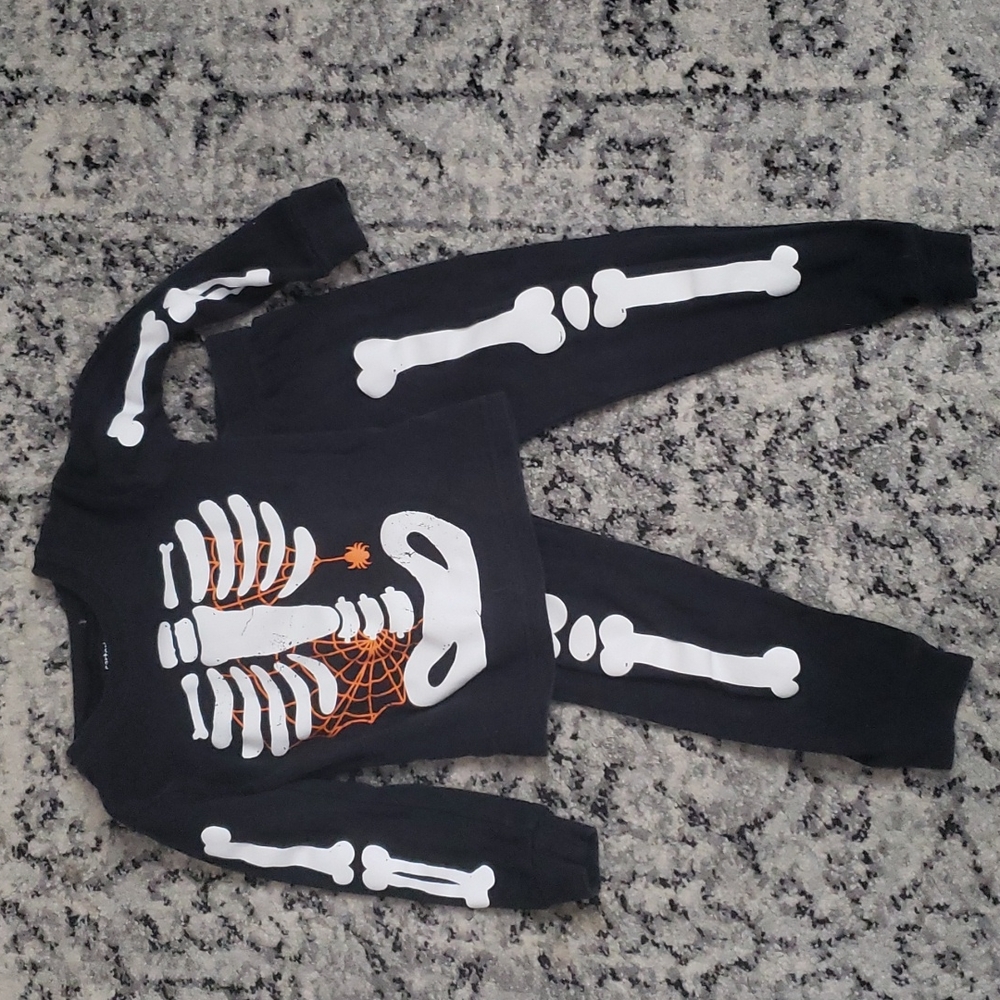 Carter's 2T skeleton PJs glow in the dark 2T